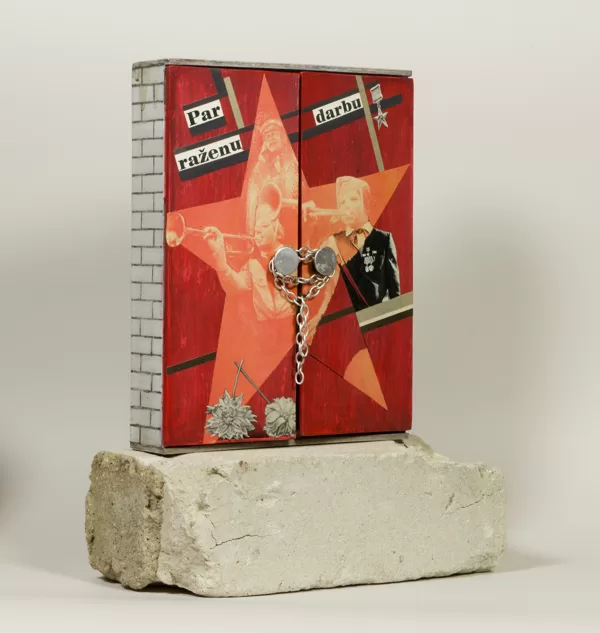 „Par raženu darbu“. 2015. 
Asamblāža. 
33,2 x 25,5 x 12 cm

