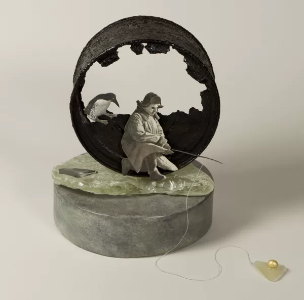 “Denkmal für einen Eisfischer.” 2019. Assemblage. 14,5 x 19 x 16 cm