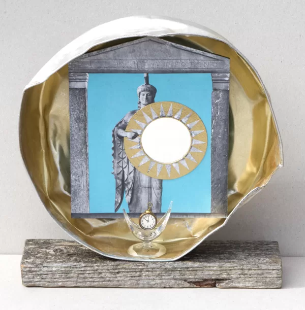 ES IST ZEIT AUFZUWACHEN. 2023. Assemblage. 23,7 x 23,2 x 5,8 cm