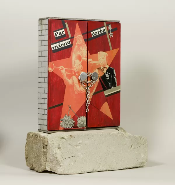 „Für fruchtbare Arbeit“ (mit geschlossenen Türen). 2015. Assemblage, 33,2 x 25,5 x 12 cm